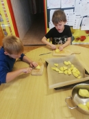 Pečení brambor_22